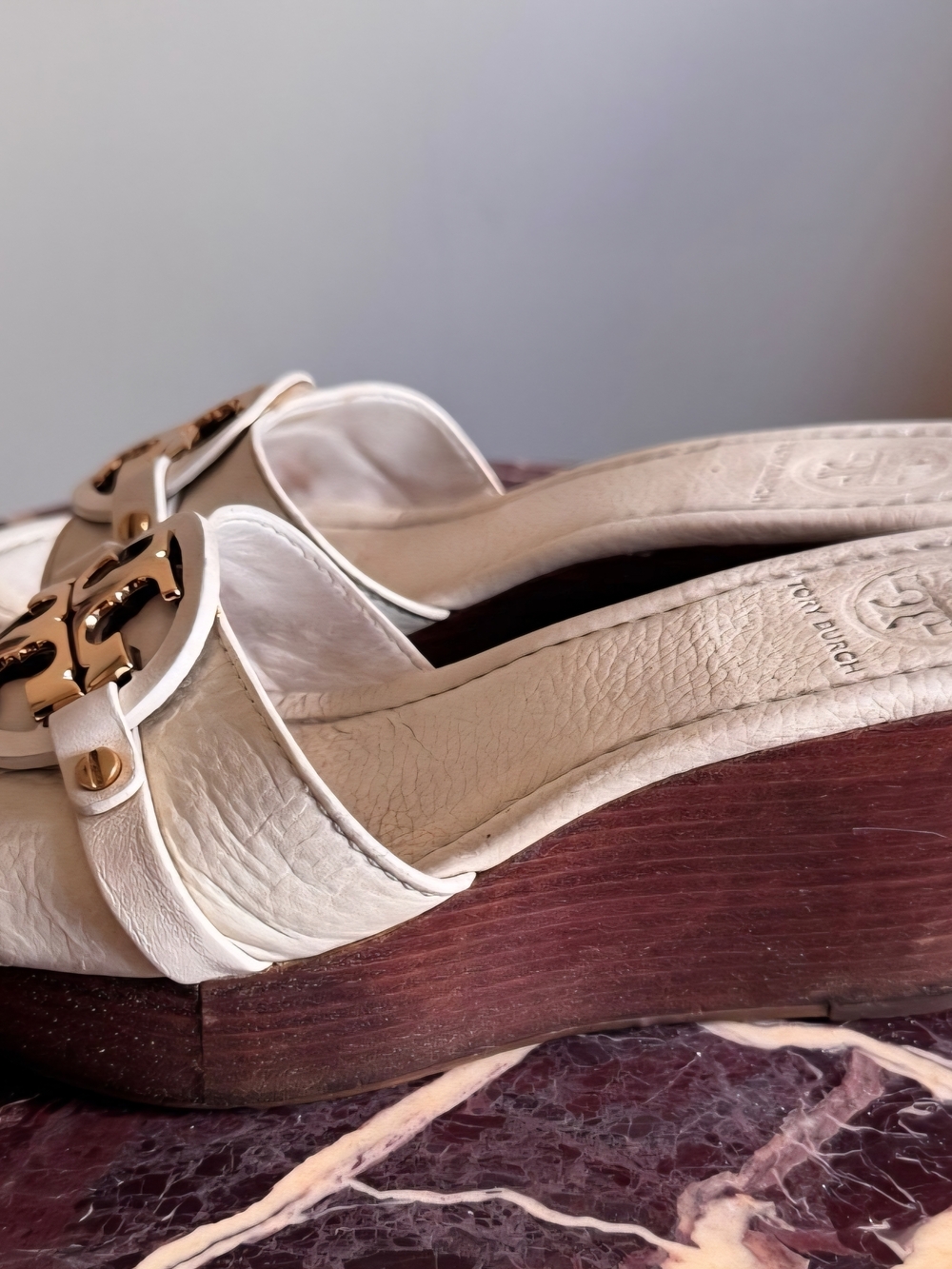 Tory Burch White Leather Logo Platform Mules with Gold Emblem - Picture 3 of 8